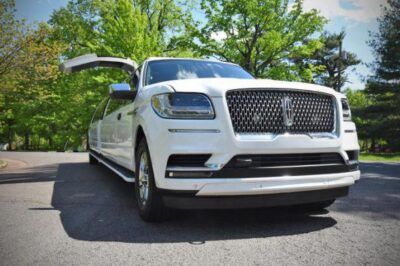 Rent Lincoln Navigator-White Jet Door in South Florida