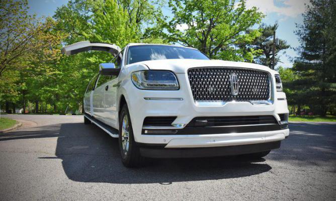 Rent Lincoln Navigator-White Jet Door in South Florida